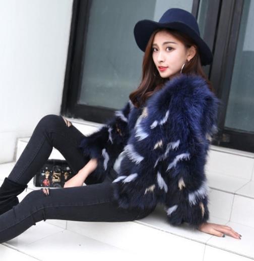 连衣裙搭配羊剪绒长款大衣：轻松搭出秋冬潮范（图）