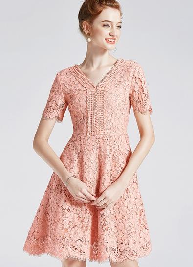 圆领修身T恤搭配棉麻半身裙：休闲百搭T恤分享