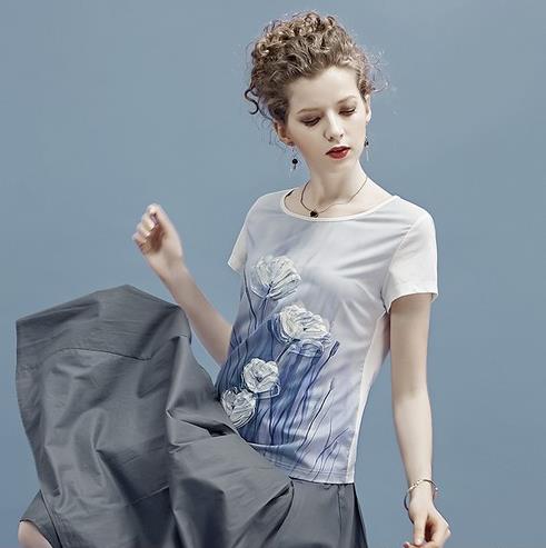 圆领修身T恤搭配棉麻半身裙：休闲百搭T恤分享