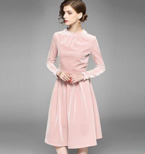 潮流范的丝绒连衣裙:显高显瘦收腰丝绒连衣裙(图) 潮流范的丝绒连衣裙:显高显瘦收腰丝绒连衣裙(图)