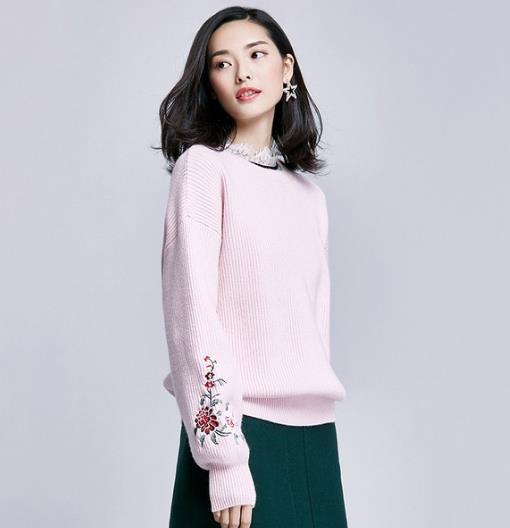 连衣裙搭配V领蝙蝠袖针织衫：打造文艺复古范（图）