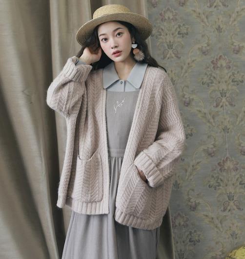 连衣裙搭配V领蝙蝠袖针织衫：打造文艺复古范（图）