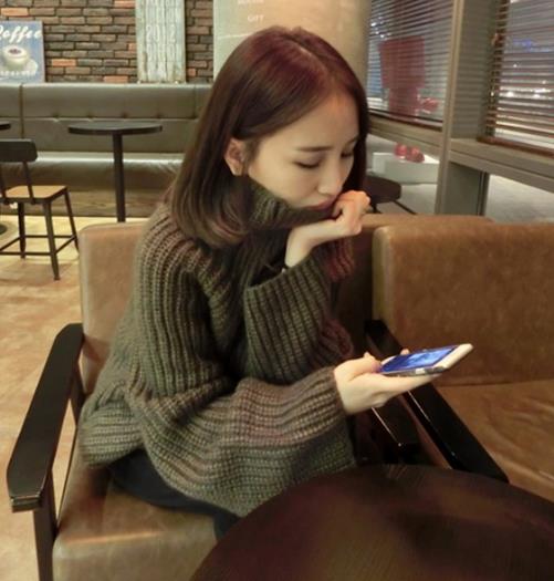 连衣裙搭配V领蝙蝠袖针织衫：打造文艺复古范（图）