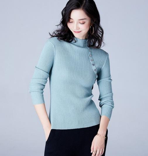 蕾丝连衣裙搭配高领纯色针织衫：时尚复古范（图）