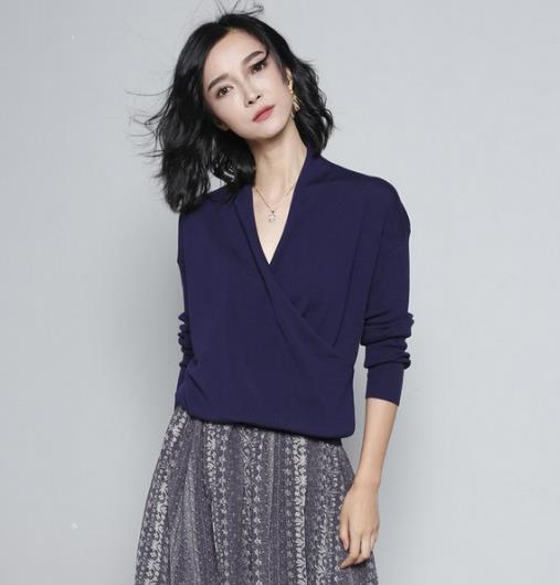 蕾丝连衣裙搭配高领纯色针织衫：时尚复古范（图）