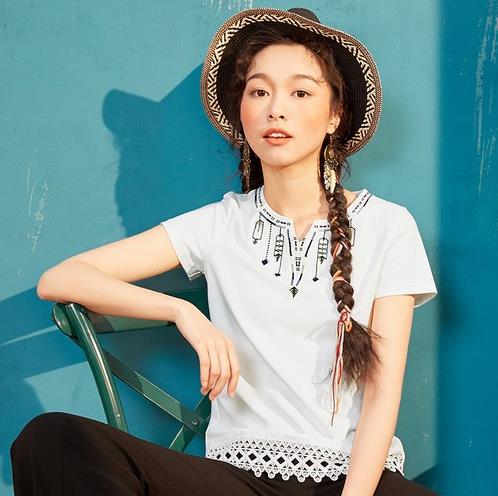 牛仔裤搭配印花收腰短袖T恤：显瘦显高T恤推荐