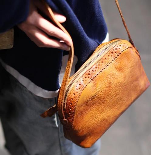 2017最流行复古牛皮贝壳包:新款贝壳包搭配(图) 2017最流行复古牛皮贝壳包:新款贝壳包搭配(图)