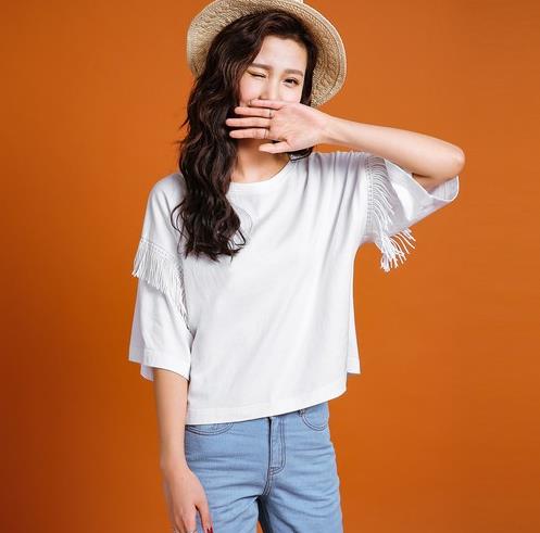 牛仔裤搭配印花收腰短袖T恤：显瘦显高T恤推荐