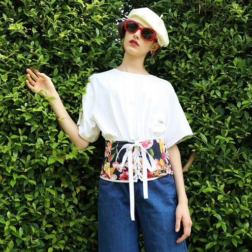 牛仔裤搭配印花收腰短袖T恤：显瘦显高T恤推荐