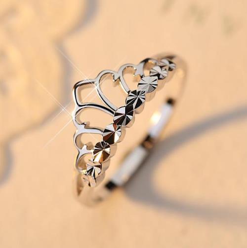 精致又精彩的6款简饰皇冠尾戒搭配推荐(图) 精致又精彩的6款简饰皇冠尾戒搭配推荐(图)