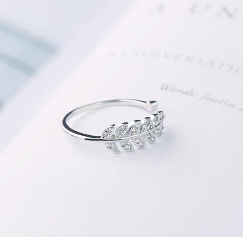 精致又精彩的6款简饰皇冠尾戒搭配推荐(图) 精致又精彩的6款简饰皇冠尾戒搭配推荐(图)