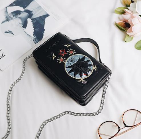 明星同款小猪包:6款小猪包打造经典复古感(图) 明星同款小猪包:6款小猪包打造经典复古感(图)