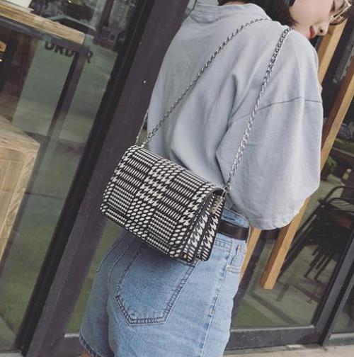 2017新款欧美链条迷你撞色小方包:百搭时尚(图) 2017新款欧美链条迷你撞色小方包:百搭时尚(图)