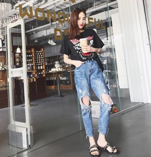 潮范个性黑色破洞牛仔裤:演绎潮女主流时尚(图) 潮范个性黑色破洞牛仔裤:演绎潮女主流时尚(图)