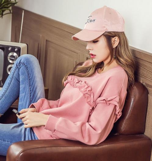 格子半身裙搭配圆领长袖针织衫：演绎时尚甜美风