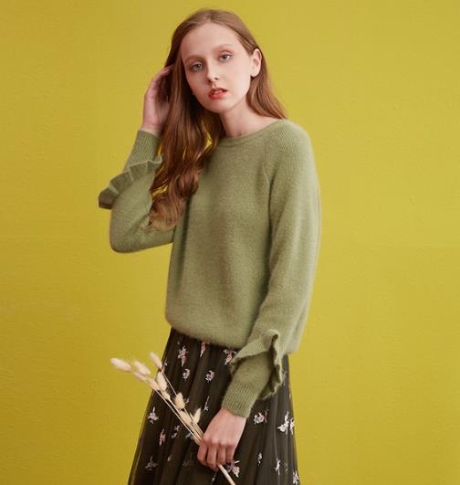 格子半身裙搭配圆领长袖针织衫：演绎时尚甜美风