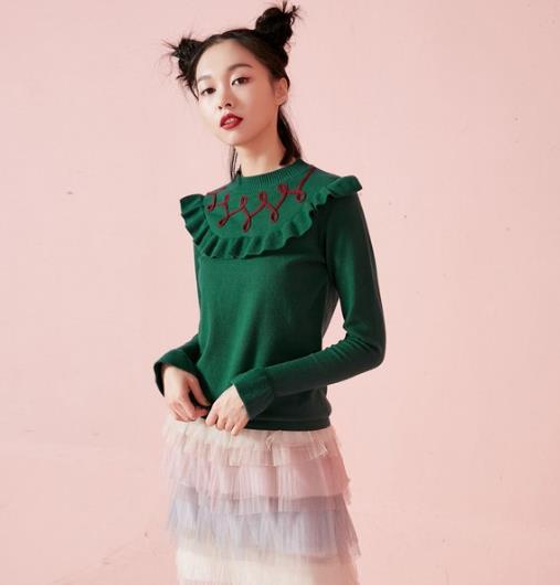 格子半身裙搭配圆领长袖针织衫:演绎时尚甜美风 格子半身裙搭配圆领长袖针织衫:演绎时尚甜美风