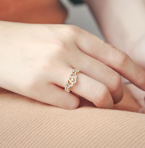 韩国微镶钻皇冠纯银戒指搭配:时尚洋气又百搭(图) 韩国微镶钻皇冠纯银戒指搭配:时尚洋气又百搭(图)