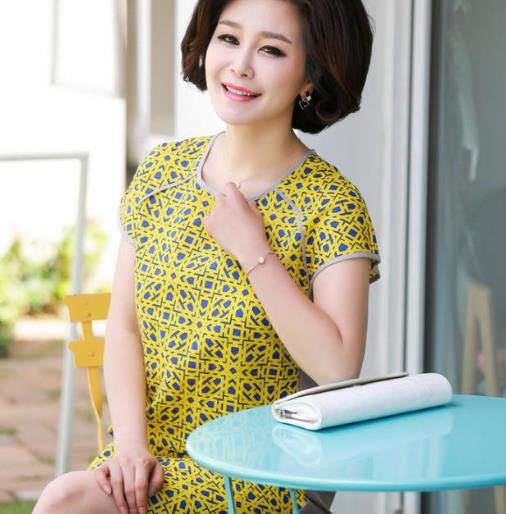 凉鞋搭配棉麻碎花连衣裙:搭出气质时尚复古风