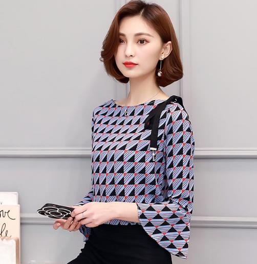 喇叭袖蕾丝衬衫凸显时尚优雅气质：增添女人味（图）