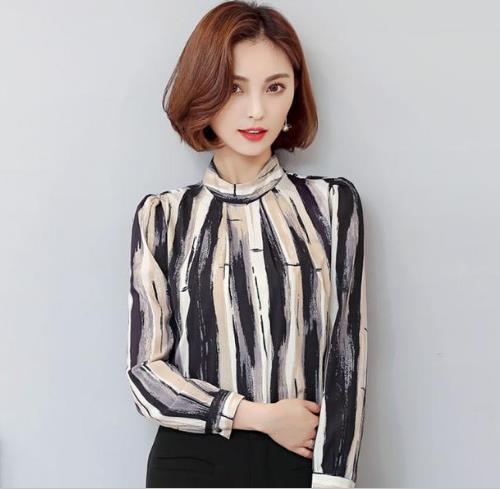 喇叭袖蕾丝衬衫凸显时尚优雅气质：增添女人味（图）