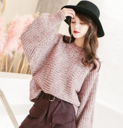 圆领刺绣针织衫怎么搭配才能彰显时尚减龄(图) 圆领刺绣针织衫怎么搭配才能彰显时尚减龄(图)