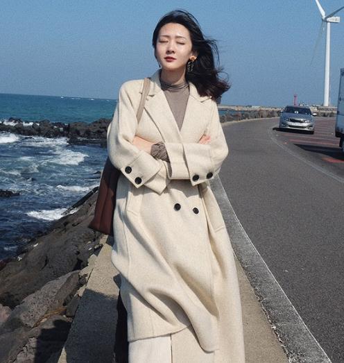 皮裤搭配收腰系带双面呢外套:时尚大气又显瘦(图) 皮裤搭配收腰系带双面呢外套:时尚大气又显瘦(图)