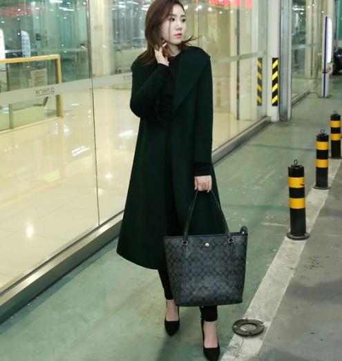 皮裤搭配收腰系带双面呢外套：时尚大气又显瘦（图）