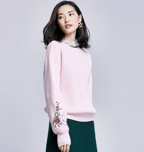 半身裙搭配灯笼袖刺绣套头毛衣:甜美复古风(图) 半身裙搭配灯笼袖刺绣套头毛衣:甜美复古风(图)