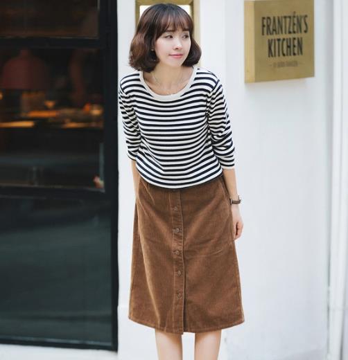 半身裙搭配灯笼袖刺绣套头毛衣：甜美复古风（图）