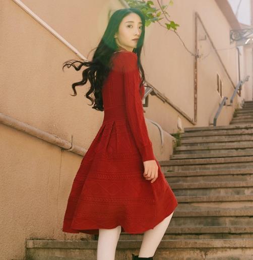 什么外套搭配蝴蝶结喇叭袖毛衣裙彰显时尚英伦风 什么外套搭配蝴蝶结喇叭袖毛衣裙彰显时尚英伦风