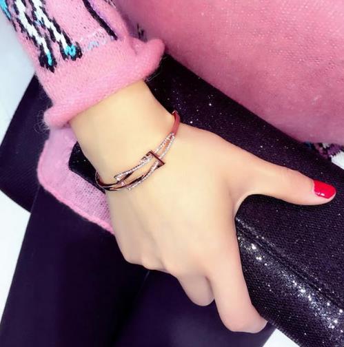 现在最流行清新简约的手链：个性水晶手链搭配（图）