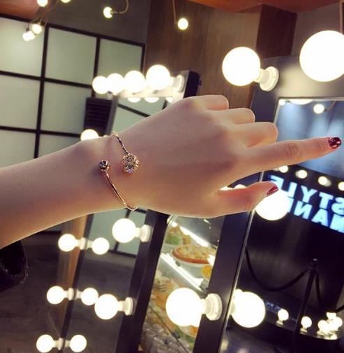 现在最流行清新简约的手链：个性水晶手链搭配（图）