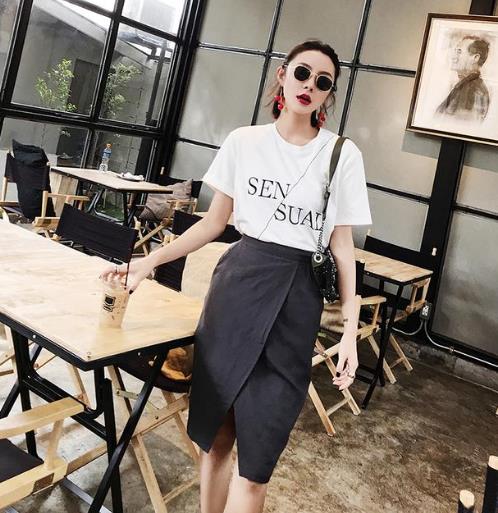 高腰显瘦开叉半身裙怎么搭配上衣：凸显大长腿（图）