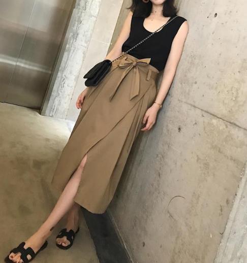 高腰显瘦开叉半身裙怎么搭配上衣：凸显大长腿（图）