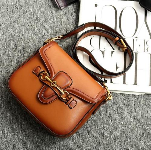 杨幂同款金属真皮包搭配:时尚独特又百搭(图) 杨幂同款金属真皮包搭配:时尚独特又百搭(图)