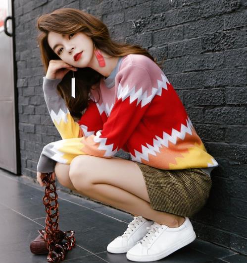 V领刺绣无扣针织开衫搭配牛仔裙：时尚又减龄（图）