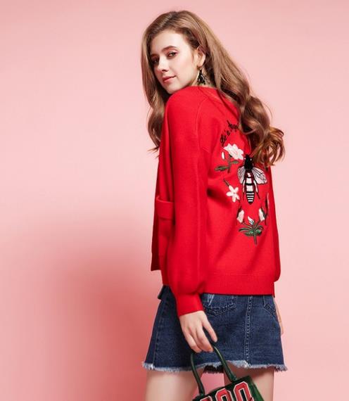 V领刺绣无扣针织开衫搭配牛仔裙：时尚又减龄（图）