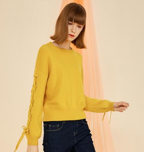 V领刺绣无扣针织开衫搭配牛仔裙：时尚又减龄（图）