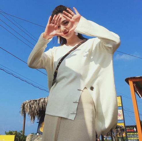 阔腿裤搭配廓型立领羊绒衫：复古又经典（图）