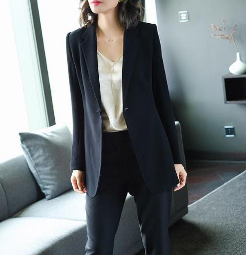 适合轻熟女性的风衣：修身显瘦新款长袖风衣（图）
