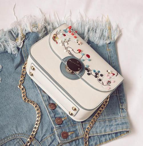 时尚锁扣单肩包搭配：百搭又实用单肩包推荐（图）