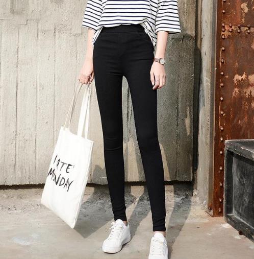 秋季都在穿韩版牛仔紧身裤：时尚紧身裤凸出大长腿（图）