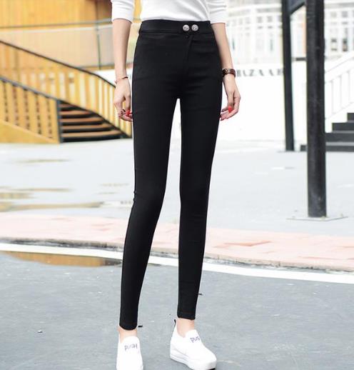 秋季都在穿韩版牛仔紧身裤：时尚紧身裤凸出大长腿（图）