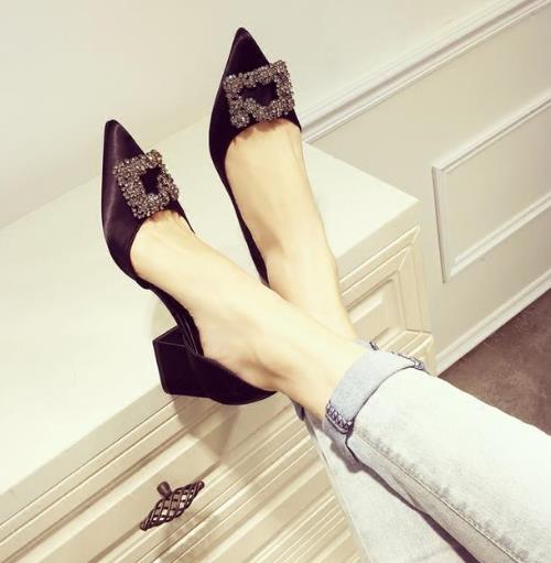 高贵镶钻尖头粗跟单鞋：穿出高贵大方的美感（图）