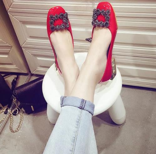 高贵镶钻尖头粗跟单鞋：穿出高贵大方的美感（图）