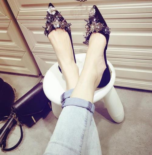 高贵镶钻尖头粗跟单鞋：穿出高贵大方的美感（图）