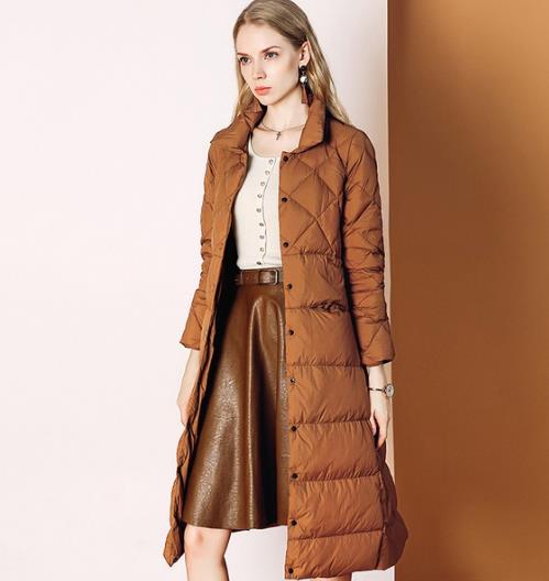 立领短款面包羽绒服怎么搭配：显高显瘦提升时髦度