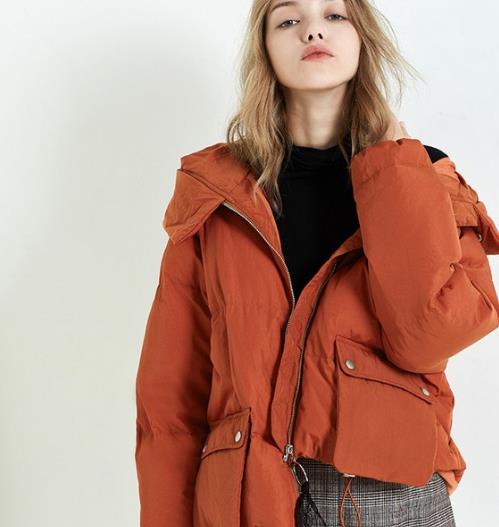 立领短款面包羽绒服怎么搭配：显高显瘦提升时髦度