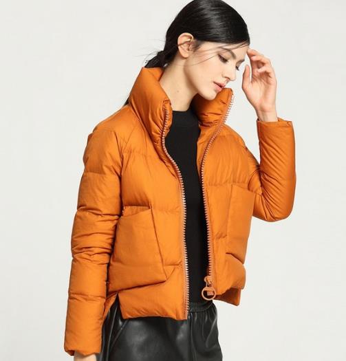 立领短款面包羽绒服怎么搭配：显高显瘦提升时髦度